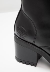 Dockers by Gerli Botki na platformie