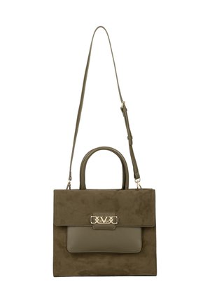 Sac à main rectangulaire vert olive avec rabat avant, petite poche, fermoir logo doré, deux poignées et bandoulière ajustable.