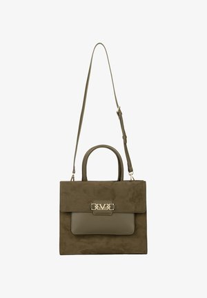 Sac à main rectangulaire vert olive avec rabat avant, petite poche, fermoir logo doré, deux poignées et bandoulière ajustable.