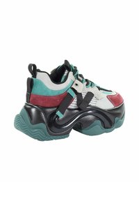 Masywne sneakersy w kolorach teal, burgundowym, szarym i czarnym, z grubą zieloną podeszwą, czarnymi paskami oraz sznurówkami w kolorze teal.