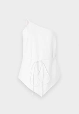 Hvid top med én skulder lavet af letvægtsstof. Har en bindedetalje ved taljen og en asymmetrisk kant. Glat tekstur.