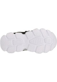Chaussure de sport noire avec une tige texturée et une semelle extérieure en caoutchouc blanc dotée d'un motif de semelle pour une adhérence et une stabilité optimales.