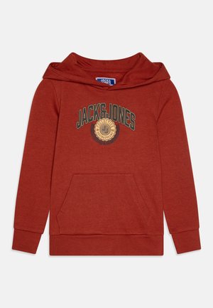Rustfarvet hættetrøje med front kængurulomme og "JACK & JONES" logo og emblem trykt på brystet.