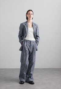 Filippa K DARCEY TEXTURED TROUSERS - Stoffhose - navy/white