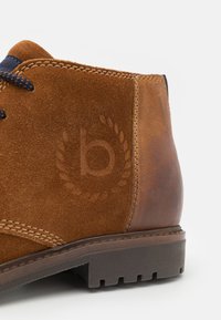 bugatti Hétköznapi fűzős cipő - cognac