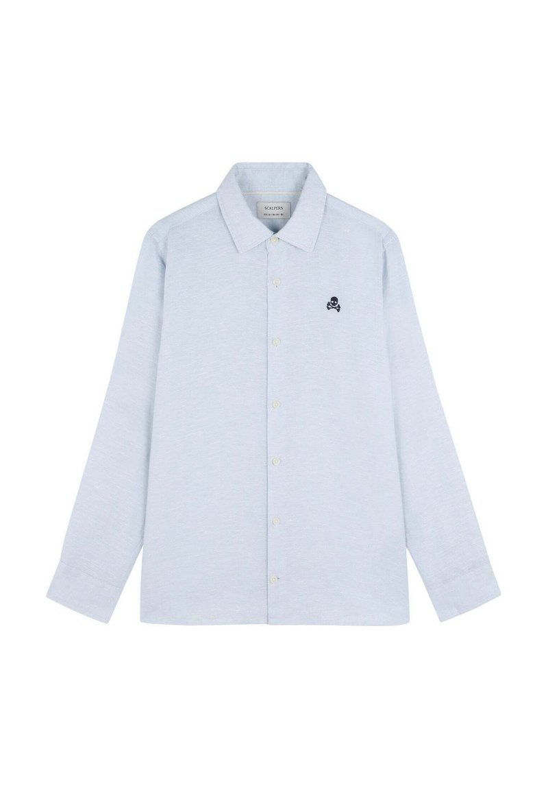 Lichtblauw langemouwen shirt van geweven stof, met een kraag, knoopsluiting aan de voorkant en een klein zwart doodskop- en bottenembleem op de borst.