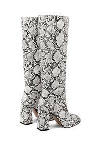 Stivali con tacco alti fino al ginocchio in stampa serpente bianco e nero; materiale sintetico testurizzato; design con tacco a blocco.