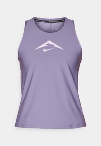 Lila atletisk tanktopp med rund halsringning, ärmlös design och en central vit bergslogga med en blixt.