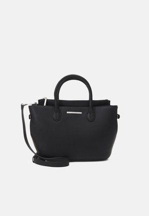 Sac à main en cuir noir avec deux poignées courtes, une bandoulière amovible et une fermeture éclair argentée sur le dessus, sur fond blanc.