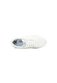 Zapatilla blanca con parte superior de cuero suave, perforaciones en la puntera, cordones planos y una plantilla de color azul claro. Presenta un diseño minimalista.