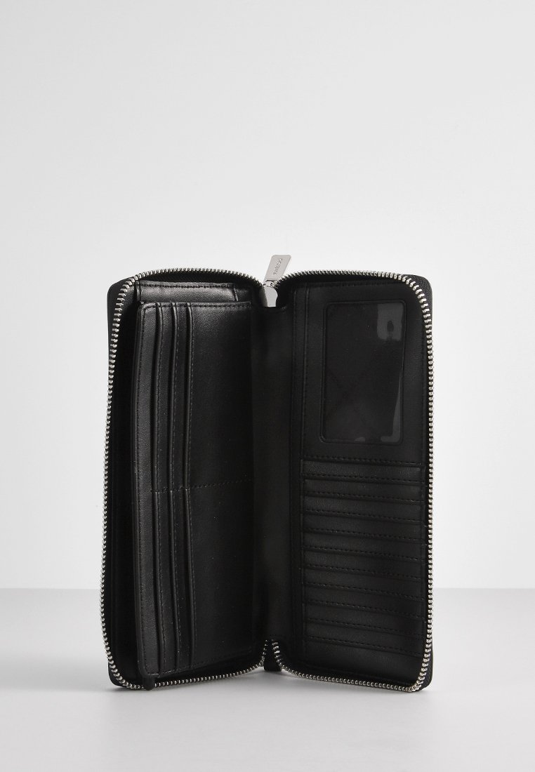 Cartera de cuero negro con cierre de cremallera, que cuenta con compartimentos para tarjetas, una ventana transparente para identificación y una textura suave. El interior está finamente forrado.