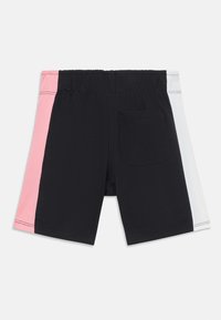 Pantalones cortos azul marino con paneles laterales en rosa y gris claro, cintura elástica y un bolsillo trasero. Fabricados con un tejido suave y cómodo.