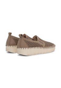 Taupekleurige instapschoenen met een golvend uitgesneden patroon en een dikke, roomkleurige geribbelde zool, gezien vanaf de achterkant en zijkant.