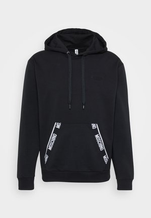 Haut à capuche noir en tissu doux avec une poche avant ornée du logo "MOSCHINO" en blanc. Il possède une capuche avec cordon de serrage et des poignets côtelés.
