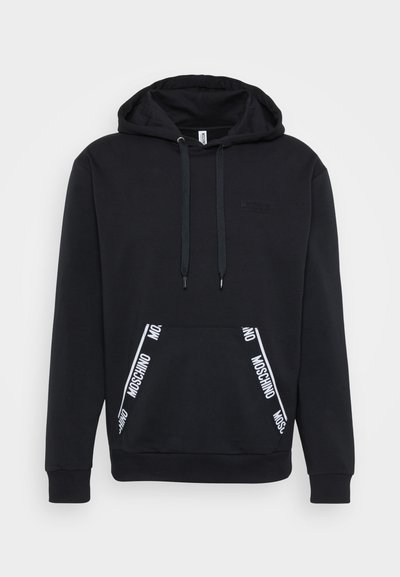 Hoodie preto em tecido macio com um bolso frontal apresentando a marca "MOSCHINO" em branco. Tem capucho com cordão e punhos canelados.