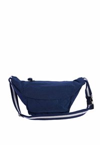 Bolsa de hombro de tela azul marino con forma curved, solapa frontal, cierre de cremallera y correa ajustable a rayas. Textura suave; diseño ligero.