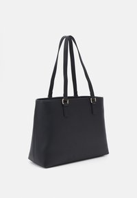 Melnas ādas somiņa ar teksturētu virsmu, taisnstūrveida forma un divām augšējām siksnām. Iekļautas zelta tonētas detaļas.