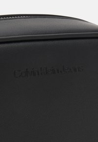 Calvin Klein Jeans SCULPTED CAMERA MONO - Taška s příčným popruhem - black