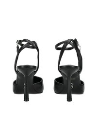 Sandalias de tacón alto negras con un elegante upper de cuero, correa ajustable en el tobillo y una plataforma en la parte delantera, que muestran un diseño de tacón de aguja.