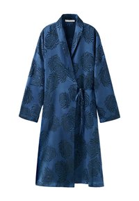 Robe en satin bleu avec motifs floraux noirs, manches longues, col châle et ceinture à nouer à la taille.