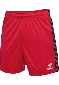 Pantalones cortos deportivos rojos de tela suave, con un patrón de rayas negras en el costado y un logo blanco en la parte inferior de la pierna derecha.