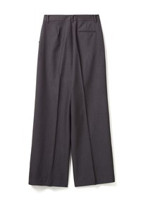 Spodnie o szerokim kroju w ciemnoszarym materiale. Posiadają płaski przód z zakładkami, szlufki na pasek oraz jedną tylną kieszeń. Gładka faktura.