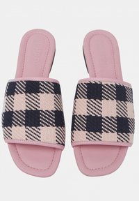 Roze slide-sandalen met een geruite geweven bovenkant met marineblauwe en lichtroze vierkanten. Platte, gladde zolen met afgeronde randen.