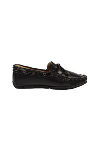 Scarpa da barca in pelle nera con punta arrotondata, cuciture decorative e dettagli con lacci. Suola piatta in gomma che offre stabilità e aderenza.