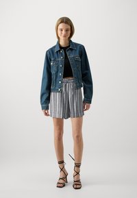 GAP Pantaloni scurți - blue stripe