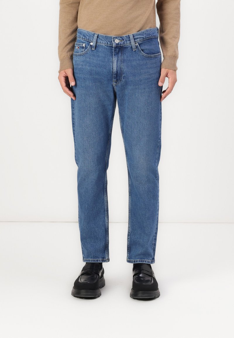 Tommy Jeans - DAD  - Vaqueros boyfriend - denim medium, Ampliar