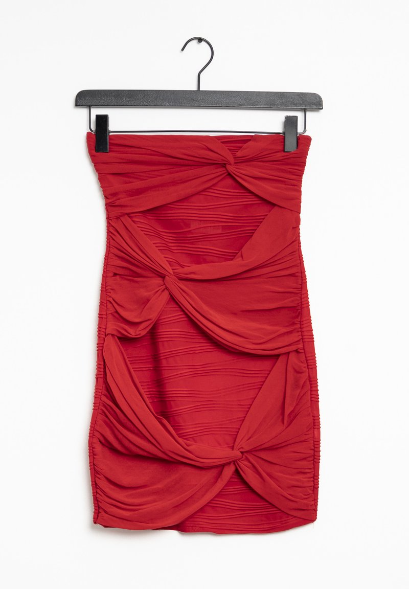 Červené pouzdrové šaty s nabraným materiálem, které mají zkroucené detaily a řasenou texturu. Visí na černém plastovém ramínku.