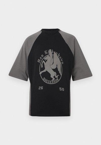 Svart og grå t-skjorte med kort erm og rund hals, med et pegasus-trykk og teksttrykk på forsiden.