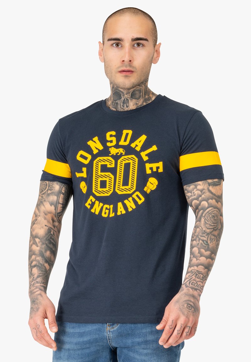 Lonsdale NORMALE PASSFORM ASKERSWELL - T-Shirt print - navy/yellow