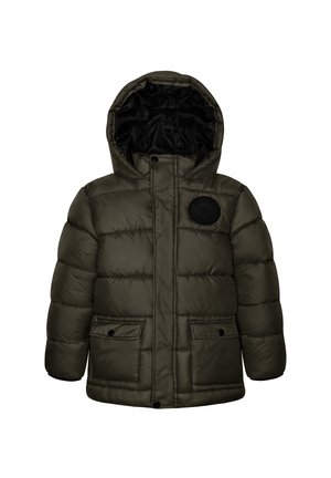 Veste d'hiver matelassée vert foncé avec capuche, boutons-pression à l'avant, deux poches à rabat à l'avant et un patch logo rond sur la poitrine.