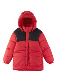 Giacca a vento rossa con la parte superiore nera, cappuccio, due tasche frontali e polsini elasticizzati. La superficie testurizzata enfatizza il design trapuntato.