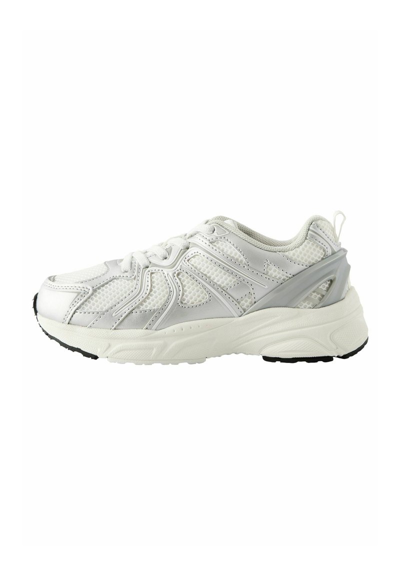 Witte sportieve schoen met een stevige mesh bovenlaag, gestructureerde accenten en een gewatteerde zool met een zwarte rubberen loopzool en reflecterende details.