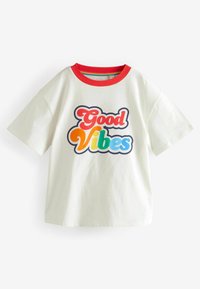 Valge T-särk punase ümarika kaeluse ja lühikeste varrukatega. Esipaneelil on mitmevärviline "Good Vibes" graafika.