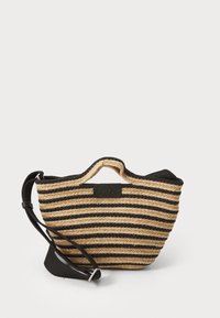 Sac en paille rayé avec un dessus et une poignée en tissu noir. Comprend une bandoulière détachable. Présente un label avec un logo sombre à l'avant.