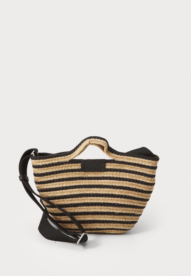 Sac en paille rayé avec un dessus et une poignée en tissu noir. Comprend une bandoulière détachable. Présente un label avec un logo sombre à l'avant.