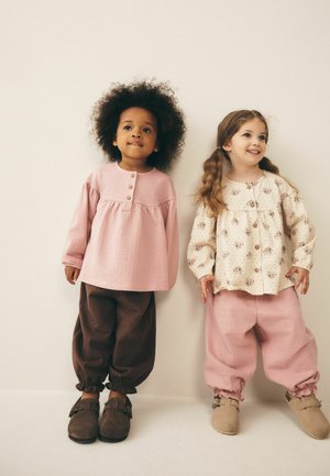 Next, REGULAR FIT - LONG SLEEVE BLOUSE AND BLOOMER TROUSERS 4 PACK SET - Bukser - pink