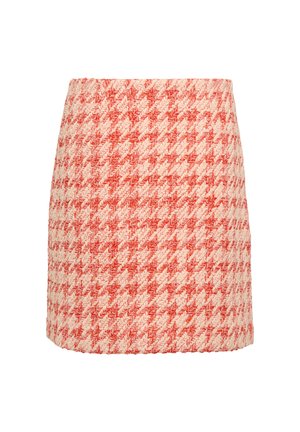 Mini spódnica w czerwono-kremową kratę houndstooth, wykonana z teksturowanej tkaniny, o prostej sylwetce i dolnym brzegu sięgającym powyżej kolana.
