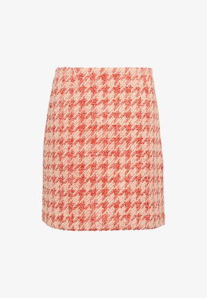 Rood en crèmekleurig houndstooth-patroon minirok in een gestructureerde stof, met een rechte silhoutte en een zoom die boven de knie zit.