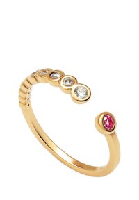 Anillo de oro con un diseño curvado, que presenta seis engastes circulares con piedras claras y una piedra rosa al final. Superficie lisa y pulida.