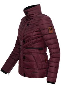 Bordo puffer jakna s visokim ovratnikom, vertikalnim kviltanim uzorkom, crnim gumbima, dva zatvorena džepa i logom na rukavu.
