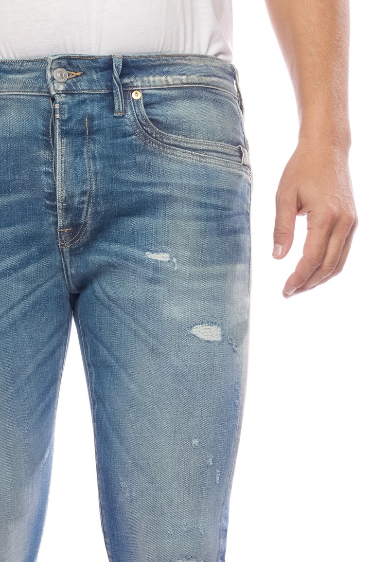 Heren vervaagde blauwe denim jeans met versleten plekken, voorzakken en een klassiek vijfzakkenontwerp. Katoenen materiaal, rechte pasvorm.