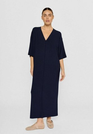 Marineblaues, knielanges Kleid mit V-Ausschnitt und kurzen Ärmeln, das eine gerippte Textur und eine entspannte Passform aufweist.