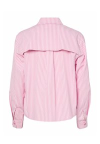 Zadní pohled na růžovou a bílou košili s dlouhým rukávem, vertikálně pruhovanou, s klopou na zadní části a knoflíkovými manžetami.