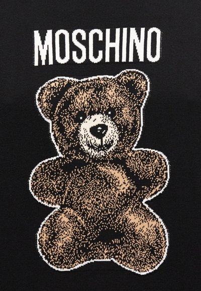 Εικονογράφηση καφέ λούτρινου αρκούδου με χαμογελαστό πρόσωπο κάτω από λευκό κείμενο "MOSCHINO" σε μαύρο φόντο.