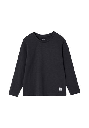 Schwarzes langärmliges Kinder-T-Shirt mit rundem Ausschnitt und kleinem weißem "Good Kids"-Etikett nahe dem unteren Saum.