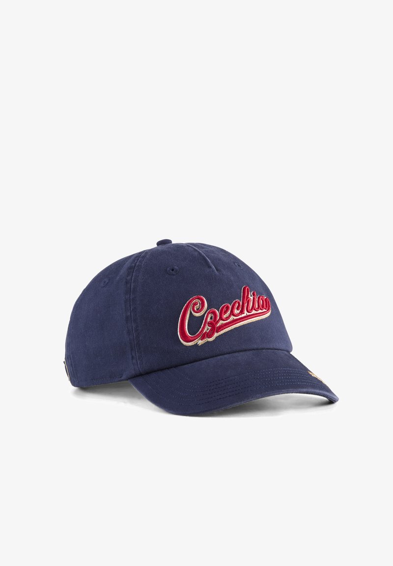 Casquette de baseball bleu marine avec texte brodé « Czechia » en rouge et blanc sur le devant, dotée de trous de ventilation cousus et d'une visière courbée.